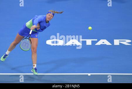 Doha, Qatar. 26 février 2020. Kiki Bertens des Pays-Bas sert pendant le troisième match de troisième tour des femmes contre Zheng Saisai de Chine à l'ouverture WTA Qatar 2020 à Doha, Qatar, 26 février 2020. Crédit: Nikku/Xinhua/Alay Live News Banque D'Images