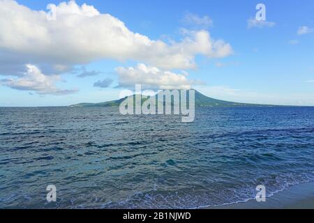 La vue quotidienne du volcan pic Nevis à travers l'eau de St Kitts Banque D'Images