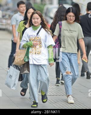 Wuhan: Jeunes femmes à la sortie de la station de métro Chuhe Hanije, rue Zhong Bei lu. Chine Banque D'Images