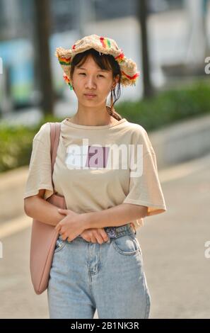 Wuhan: Une jeune fille portant un chapeau, un Jean et un sac à main, à la sortie de la station de métro Chuhe Hanije, rue Zhong Boi lu. Chine Banque D'Images