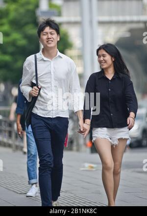 Wuhan: Jeune couple chinois à la sortie de la station de métro Chuhe Hanije, rue Zhong Boi lu. Chine Banque D'Images