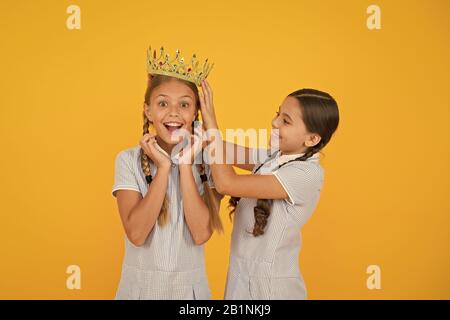 Norme plus. vintage in gold crown. motivation pour être le meilleur. les petites filles d'imaginer qu'ils princesse égoïste. succès récompense. Enfance heureuse amitié. prom queen. look rétro d'enfants égoïstes. Banque D'Images