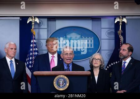 Anthony Fauci, directeur de l'Institut national des allergies et des maladies infectieuses, prononce des remarques lors d'une conférence de presse dans la salle d'information James S. Brady de la Maison Blanche à Washington, DC, États-Unis, le mercredi 26 février 2020. Le président des États-Unis Donald J. Trump, joint par les membres du Groupe de travail sur le coronavirus, a tenté de réduire les inquiétudes concernant le Coronavirus après que les responsables de la santé ont déclaré aux législateurs qu'il semble inévitable que la maladie se propage aux États-Unis. Crédit: Stefani Reynolds/CNP | usage dans le monde entier Banque D'Images