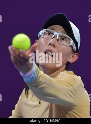 Doha, Qatar. 26 février 2020. Zheng Saisai, de Chine, sert pendant le troisième match de troisième tour des femmes contre Kiki Bertens, des Pays-Bas, à l'ouverture WTA Qatar 2020 à Doha, au Qatar, le 26 février 2020. Crédit: Nikku/Xinhua/Alay Live News Banque D'Images