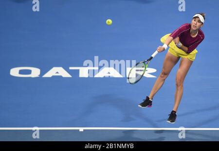 Doha, Qatar. 26 février 2020. Belinda Bencic, de Suisse, sert pendant le troisième match de troisième tour des femmes contre Yulia Putintseva, du Kazakhstan, à l'ouverture WTA Qatar 2020 à Doha, au Qatar, le 26 février 2020. Crédit: Nikku/Xinhua/Alay Live News Banque D'Images