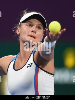 Doha, Qatar. 26 février 2020. Dayana Yatremska, d'Ukraine, sert pendant le troisième match rond des femmes célibataires contre Garbine Muguruza, d'Espagne, à l'ouverture WTA Qatar 2020 à Doha, au Qatar, le 26 février 2020. Crédit: Nikku/Xinhua/Alay Live News Banque D'Images