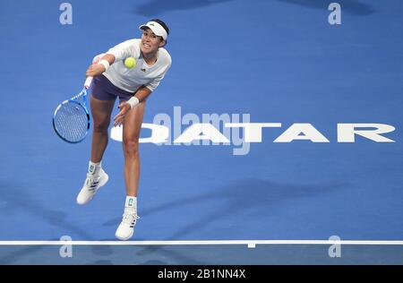 Doha, Qatar. 26 février 2020. Garbine Muguruza, d'Espagne, sert pendant le troisième match rond des femmes célibataires contre Dayana Yatremska, d'Ukraine, à l'ouverture WTA Qatar 2020 à Doha, au Qatar, le 26 février 2020. Crédit: Nikku/Xinhua/Alay Live News Banque D'Images