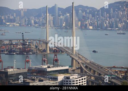 Port terminal de conteneur Kwai Tsing et pont de Stonecutters dans drone. Banque D'Images