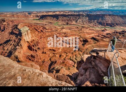 Cane Creek Anticline, vue depuis Anticline Overview, Colorado River à distance, Canyon Rrms Recreation Area, près de Moab, Utah, États-Unis Banque D'Images