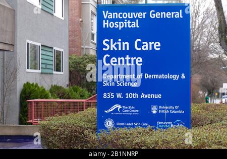 Vancouver, Canada - le 17 février 2020 : vue du panneau 'Centre de soins de la peau' sur 835, 10ème Avenue Ouest, dans le centre-ville de Vancouver. Département de dermatologie Banque D'Images