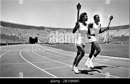 Dernier tour à la torche olympique de 1984 sur le USA au Colisée de Los Angeles avec la finale porte-feux à l'éclairage Banque D'Images