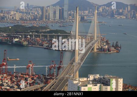 Port terminal de conteneur Kwai Tsing et pont de Stonecutters dans drone. Banque D'Images