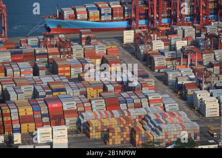 Vue du port du terminal du conteneur Kwai Tsing dans drone Banque D'Images