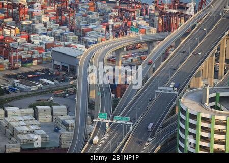 Port terminal de conteneur Kwai Tsing et pont de Stonecutters dans drone. Banque D'Images