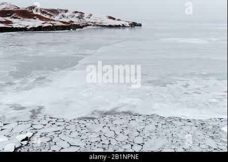 mer froide, recouverte de petites icules rondes inhabituelles, fonte de glace sur la mer, le bord tranchant de la glace est bordé par l'eau qui coule Banque D'Images