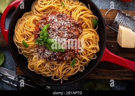Spaghetti bolognaise dans une poêle en fonte Banque D'Images