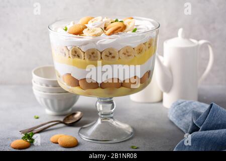 Trifle de pouding de banane dans un grand soupir Banque D'Images