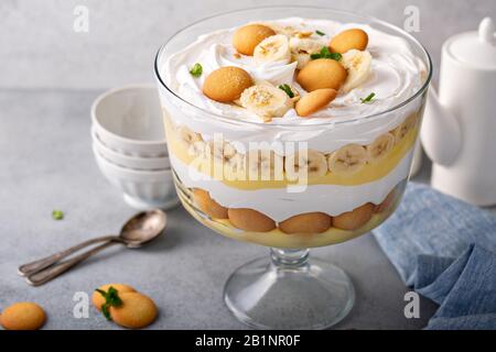 Trifle de pouding de banane dans un grand soupir Banque D'Images