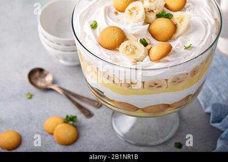 Trifle de pouding de banane dans un grand soupir Banque D'Images