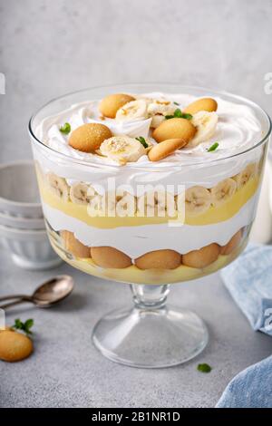 Trifle de pouding de banane dans un grand soupir Banque D'Images