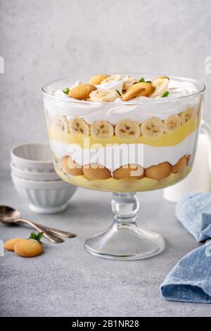 Trifle de pouding de banane dans un grand soupir Banque D'Images