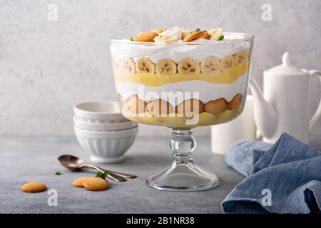 Trifle de pouding de banane dans un grand soupir Banque D'Images