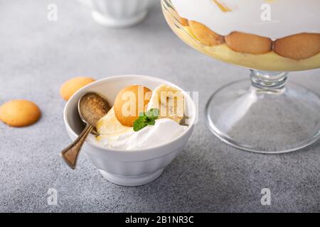 Trifle de pouding de banane dans un grand soupir Banque D'Images