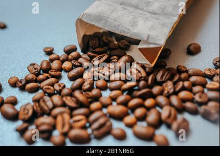 un grand nombre de grains de café rôtis s'est émietté d'un pack d'artisanat réutilisable écologique Banque D'Images