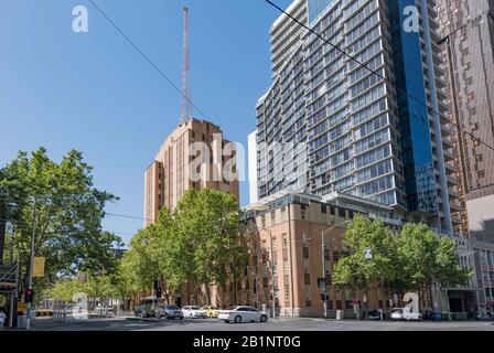 Construite en 1940-43 la tour principale de style gratte-ciel de New York du quartier général de la police de Russell Street à Melbourne est maintenant convertie en appartements. Banque D'Images