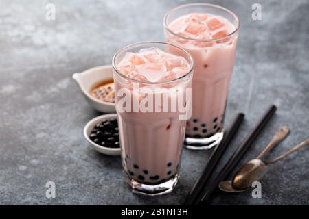 Thé à bulles maison au lait de fraise Banque D'Images
