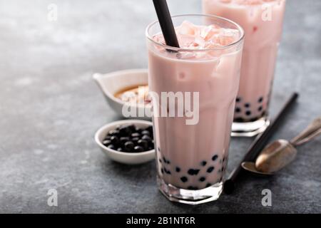 Thé à bulles maison au lait de fraise Banque D'Images