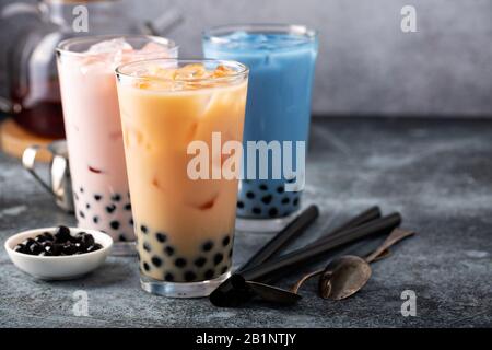 Variété de thé à bulles de lait dans de grands verres Banque D'Images