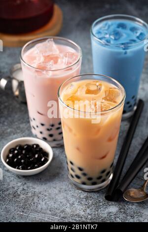 Variété de thé à bulles de lait dans de grands verres Banque D'Images