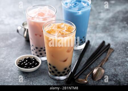 Variété de thé à bulles de lait dans de grands verres Banque D'Images