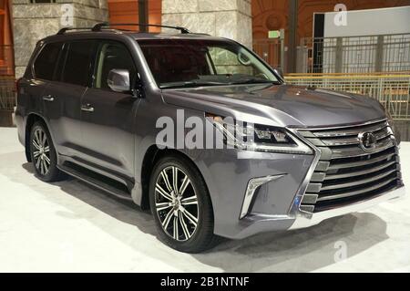 Philadelphie, Pennsylvanie, États-Unis - 10 février 2020 - L'argent métallique du SUV Lexus LX 570 2020 Banque D'Images