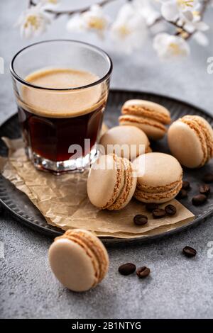 Macarons au café ou au chocolat sur un plateau Banque D'Images