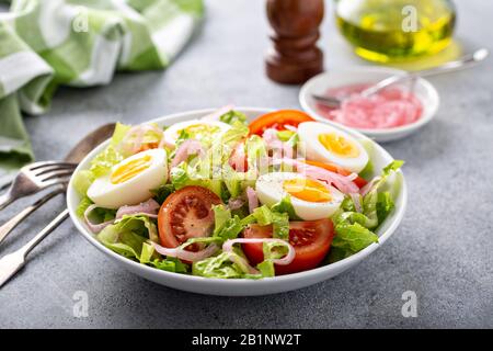 Salade de légumes de printemps avec œufs durs Banque D'Images