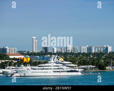 Vue sur la ville de Miami et le yacht Fountainhead amarré au port de Miami Banque D'Images