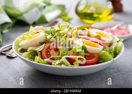 Salade de légumes de printemps avec œufs durs Banque D'Images