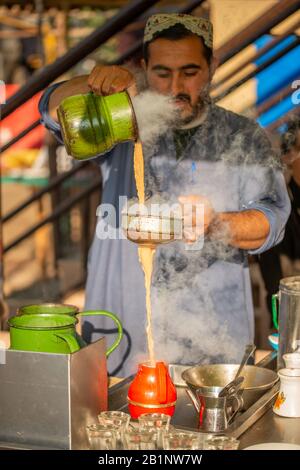 Islamabad, Islamabad Capital Territory, Pakistan - 5 février 2020, un homme qui fait du thé dans un salon de thé en hiver matin. Banque D'Images