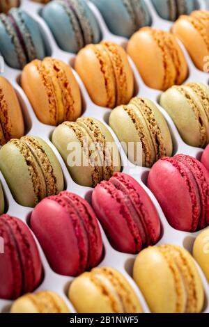 Macarons français colorés dans une boîte Banque D'Images