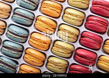 Macarons français colorés dans une boîte Banque D'Images