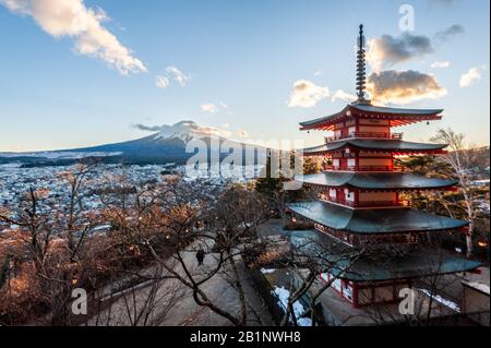 Les derniers rayons du soleil couchant illuminant le mont Fuji et le Churito Pagode sur une après-midi d'hiver de décembre. Banque D'Images