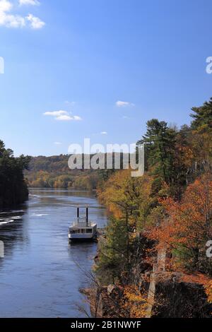 Un bateau à pédales sur la rivière Sainte-Croix en automne. Banque D'Images