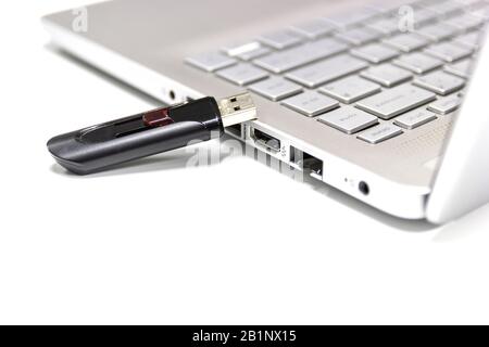 Mémoire flash avec ordinateur portable pour conncet au port USB pour ordinateur portable plug-in et de transfert backup business Banque D'Images