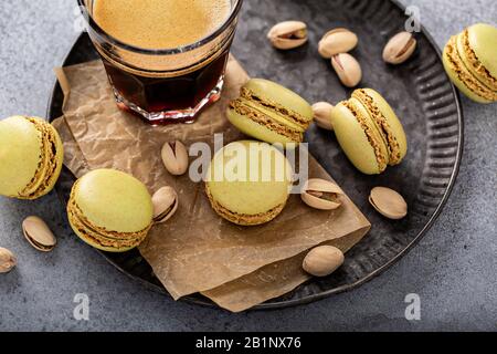 Macarons de pistache avec café Banque D'Images