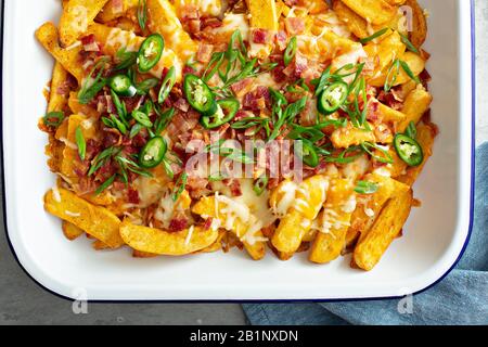 Frites au fromage avec bacon et oignons verts Banque D'Images