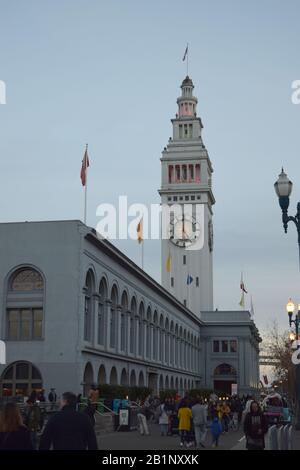 Ferry Building de San Francisco au crépuscule. Structure originale par A. page Brown, Architectes. Rénové en 1992. Banque D'Images