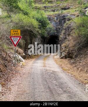 Boolboonda Tunnel Le plus long tunnel non pris en charge dans l'hémisphère Sud! Près de la ville minière historique de Mt Perry. Banque D'Images