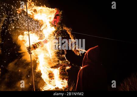 Macedo De Cavaleiros, Portugal. 24 février 2020. La combustion de la Shrovetide, une grande paille faite de paille, pendant le carnaval, dans le village portugais de Podence, dans la municipalité de Macedo de Cavaleiros, où les hommes portent le costume traditionnel, connu sous le nom de "Caretos", portent des masques en laiton ou en bois et portent des costumes colorés en laine. Ils crient et chassent les gens dans la rue pour les effrayer, en particulier les femmes célibataires. Caretos de Podence a été déclaré patrimoine culturel immatériel de l'humanité par l'UNESCO le 12 décembre 2019. Crédit: Henrique Casinhas/Sopa Images/Zuma Wire/Alay Live News Banque D'Images